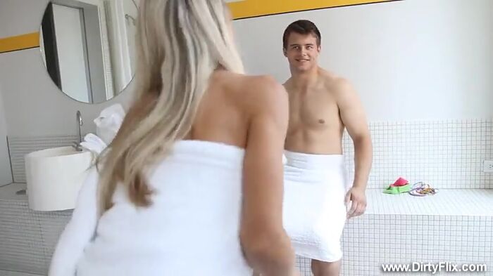 Куколд любуется изменои своеи блондинки