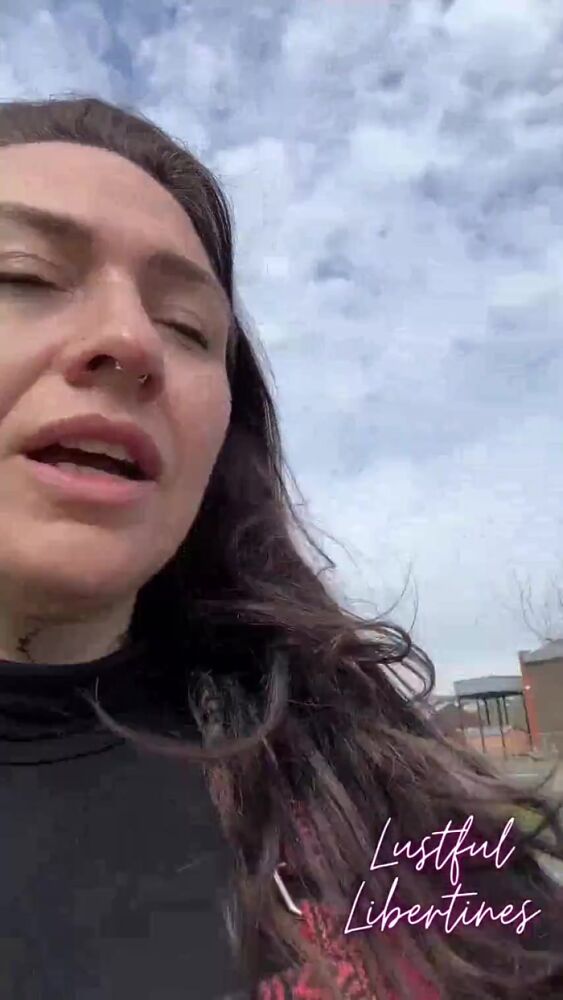 Шла баба по улице....и решила нассать