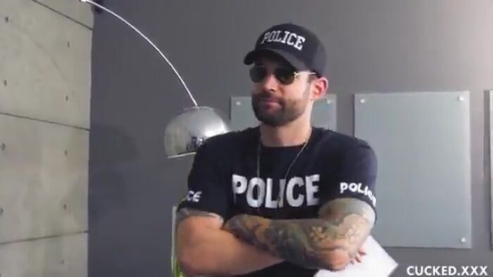 Жена сдала мужа шулера полицейскому и трахнулась с ним