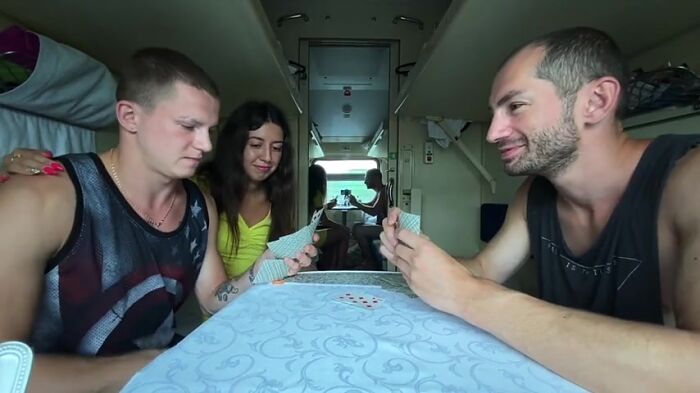 Проиграл в карты и жену и себя.