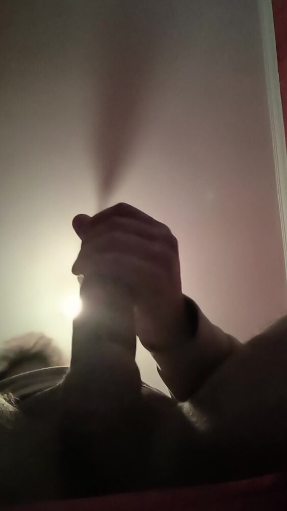 Играюсь с членом перед сном