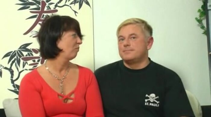 друг семьи помогает мужу