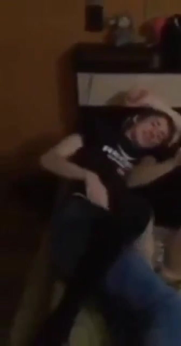 Фрогмент со вписки малолеток хочешь больше смотри в теле