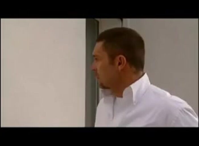 Изменяет мужу