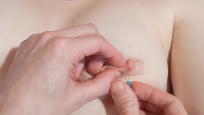 Прокалывает играми соски и клитор