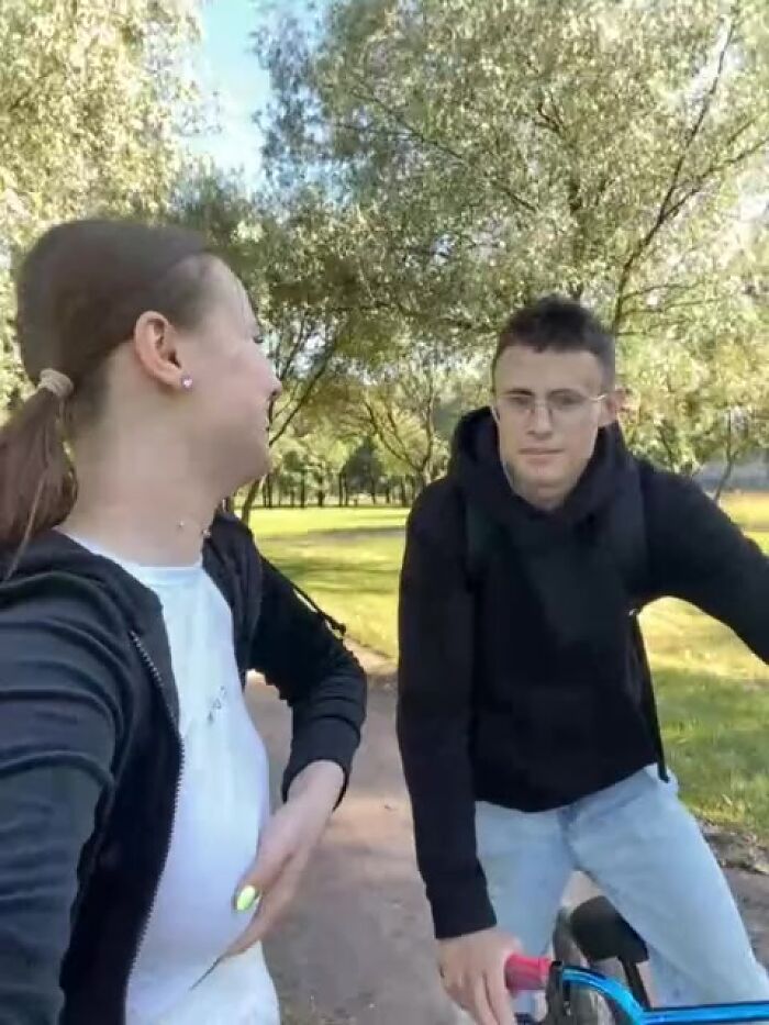 Сиськи на улице для прохожего