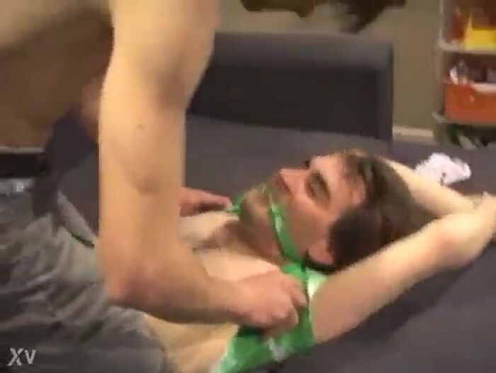 Щекочут парню подмышки, он извивается