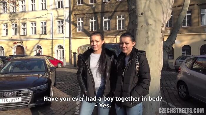 Сняли двух близняшек