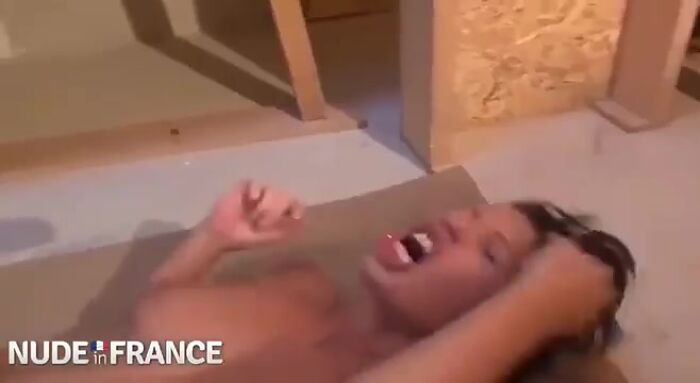 Выебал ногой