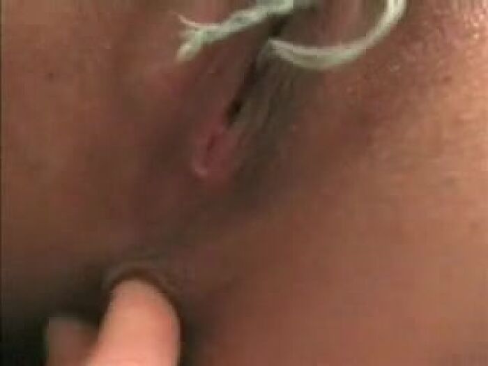 Розм'ягчив трішки анус красуні)