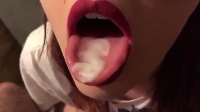 Послушно глотает сладкую сперму