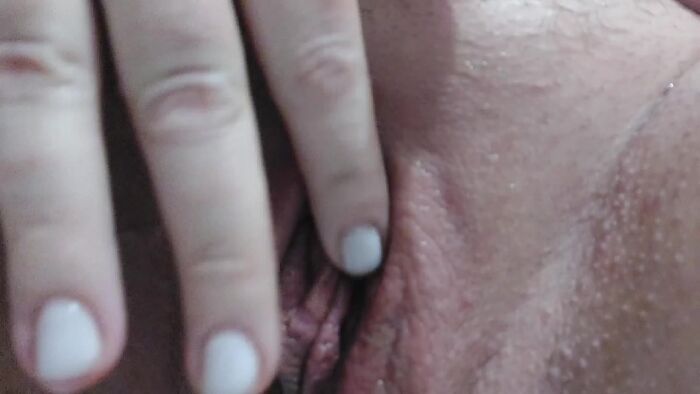 Хочет член в свою киску