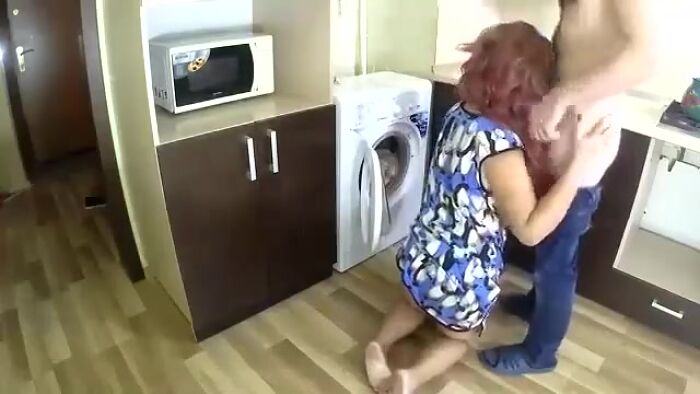 Жена из дома,а зять давай тещу во все дырки ебать.