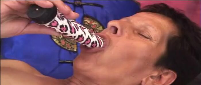 Внук помог 70-летней бабке кончить чтобы больше не масту