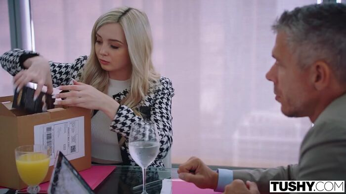 Блондинка угодила боссу