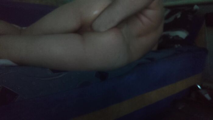 Активно трахаю себя в очко фистингом