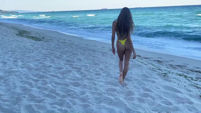 Трахнул в обе дырочки загорелую на пляже