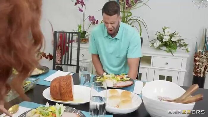 Фигуристая сестренка соблазнила парня , ебать разврат