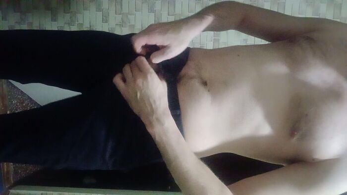 Большой член из брюк