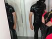 ебёт сучку в латексе