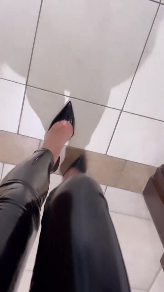 Шуршащие лакированные штаники)