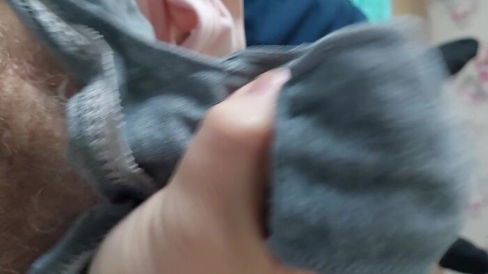 Дрочу трусиками жены