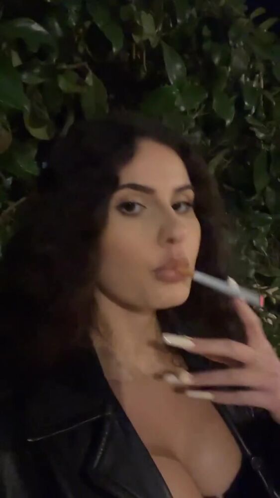 Никакая тусовка не обходится без курения.