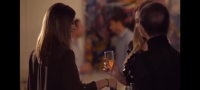 Під столом захотіла