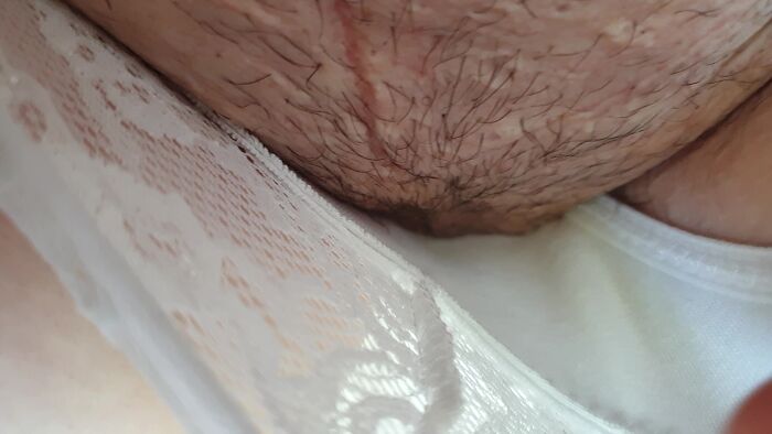 Залез в ее трусы проветрить и глаз порадовать