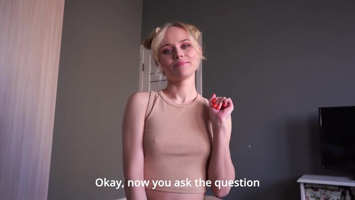 Сладкая малышка сосет мастерски