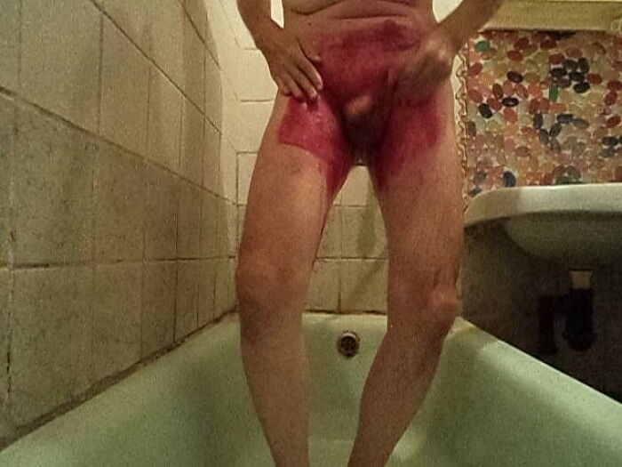 В ванной (смывание красной краски)