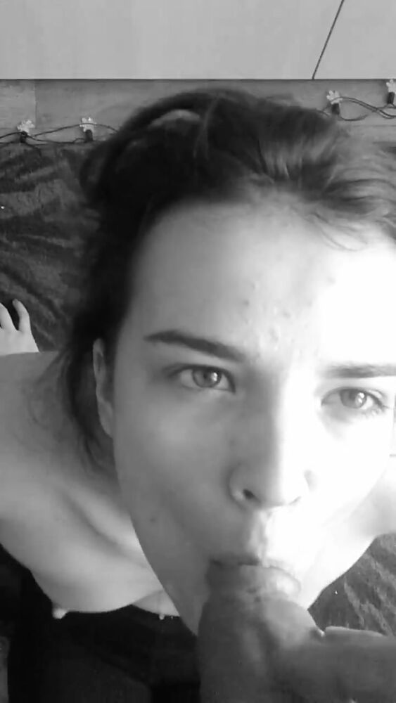 На лицо малышке