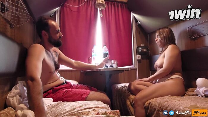 Попутчики поиграли в карты на желания.