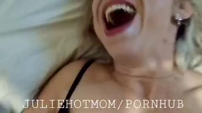 Довел до оргазма французскую милфу