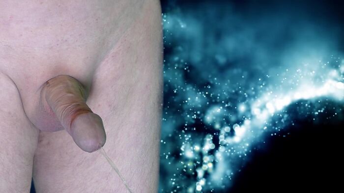 Пописал с подъёмом, подмылся и едва заметно кончил