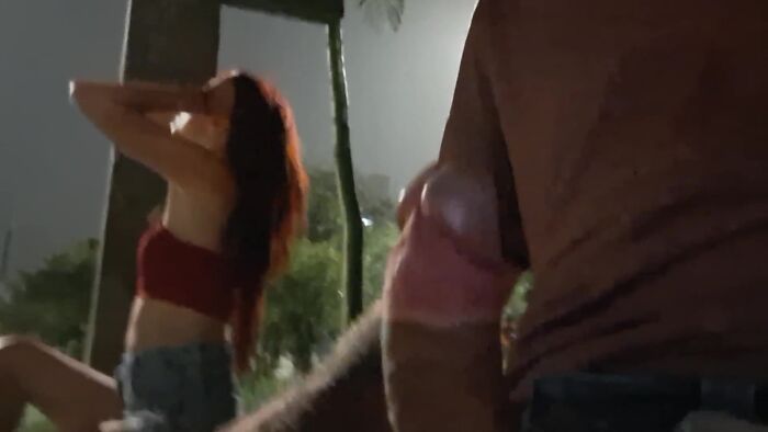 Я рискнул подрочить на автобуснои остановке рядом с горя