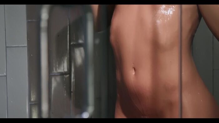 Моюсь меня снимает ебарь мужик клип