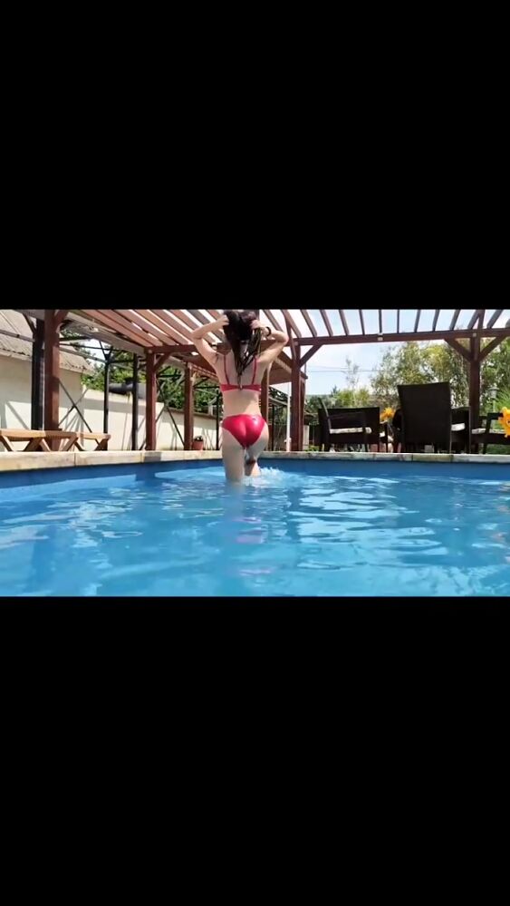 Красотка в красном