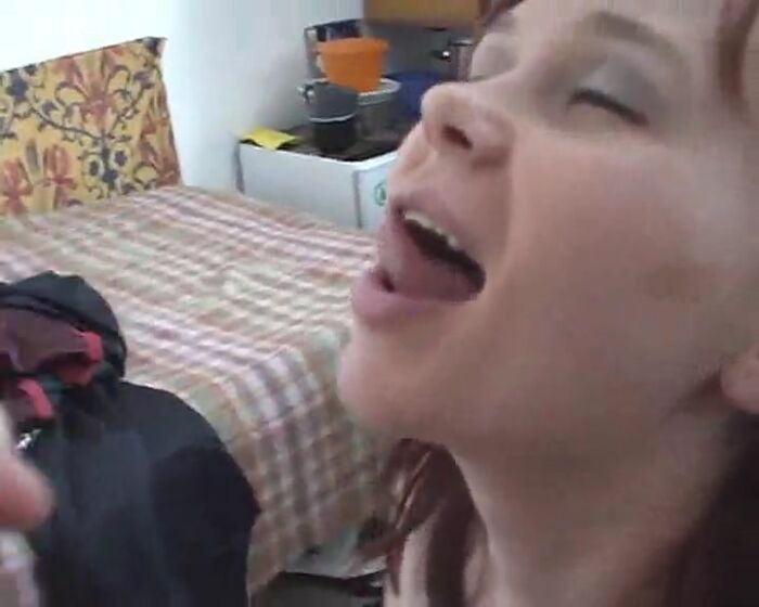 балуется со спермой