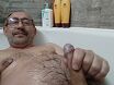 Пидор писает на себя