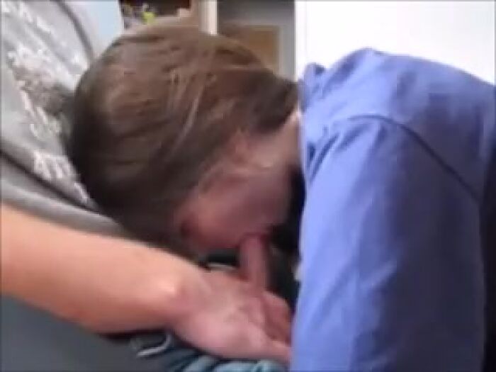 Сучка ахуйиельно сосет член