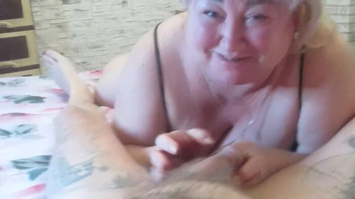 Толстая сосёт у любовника