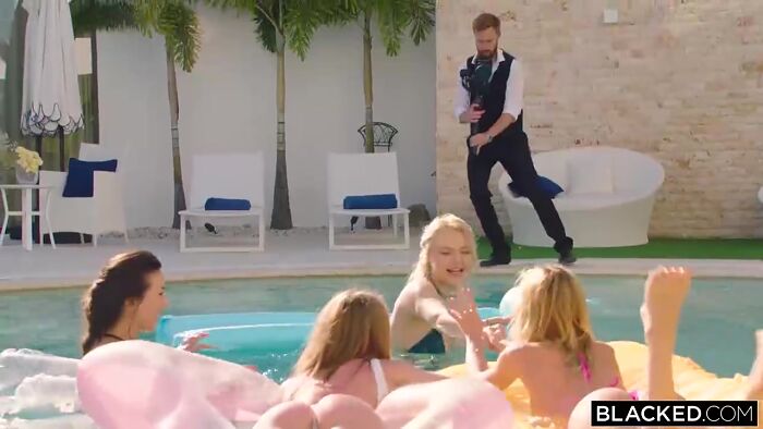 Нежная девушка овладела черным хуем со страстью