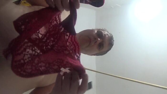 Одеваю трусы.