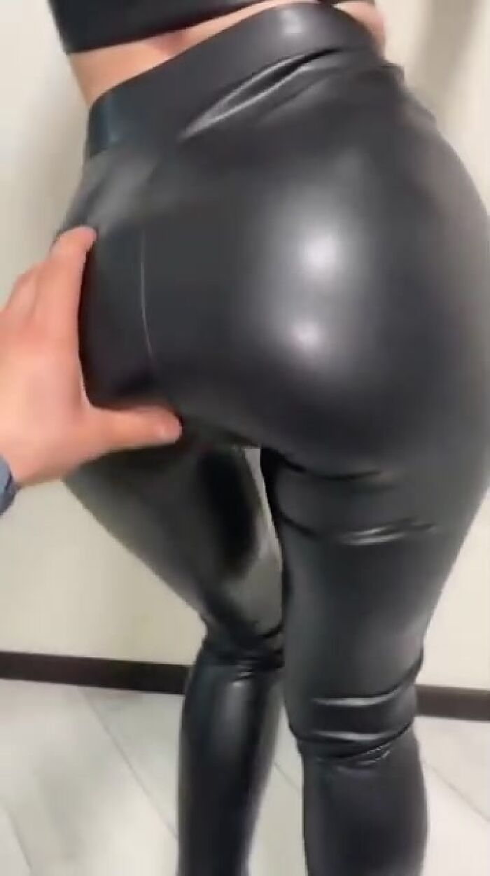 Приятно когда трогают через кожаные штаны..