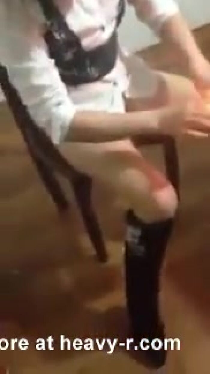 Вагина курит сигарету и накачивает шарики