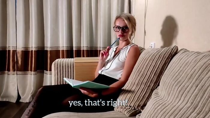 Очкастая давалка ебется заебись