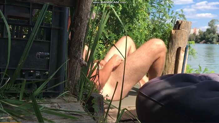 Кукколд сам у себя отсасывает на природе