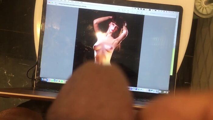 Дрочу на хорошенькую девушку