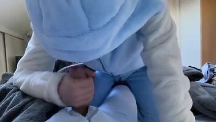 Дрочит флисом с окончанием на полотенце